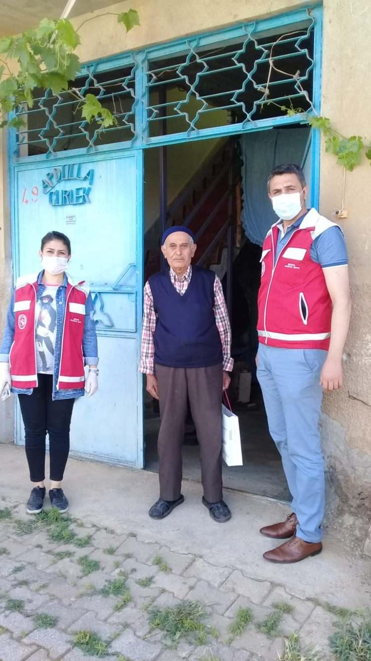 <p>“Babalar günü aklımda bile değildi, sizler hatırlattınız”</p>

<p>Bakanlık, ayrıca, bazı şehit babalarını telefonla ararken; ulaşılamayanlara da kısa mesaj göndererek Babalar Gününü kutladı. Şehit Gökhan Yaşartürk’ün babası Hacı Ahmet Yasartürk kendisine gelen mesaja “Sağ olun, babalar günü aklımda bile değildi, elemanlarınız gelip hatırlattı. Allah vatanımızı korusun, milletimize dirlik düzen versin. Allah, Cumhurbaşkanımız Recep Tayyip Erdoğan’ı her türlü hastalıktan, kötülükten, kazalardan korusun. Ömrüne bereket versin. Selamlar” diyerek cevap verdi. </p>
