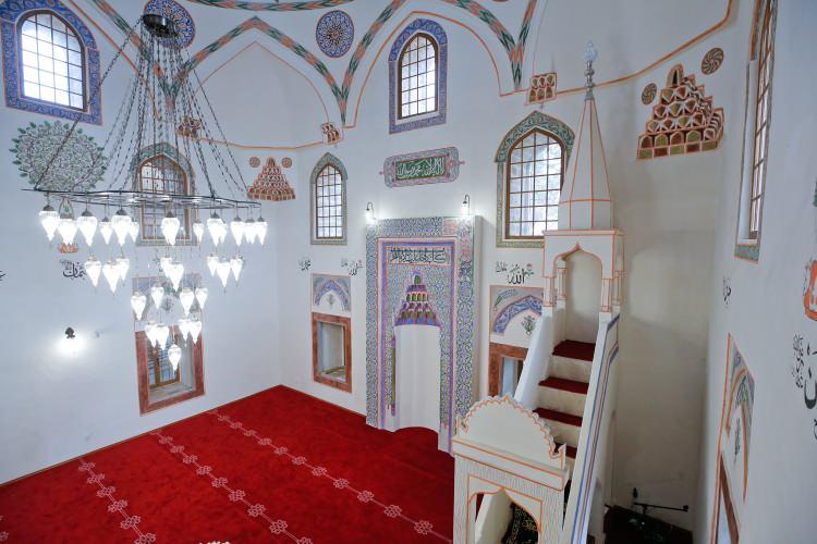 <p>Vakıflar Genel Müdürlüğü tarafından kapsamlı bir restorasyondan geçirilen Bosna Hersek'in başkenti Saraybosna'daki tarihi Başçarşı Camisi yeniden ibadete açılmak için gün sayıyor.</p>
