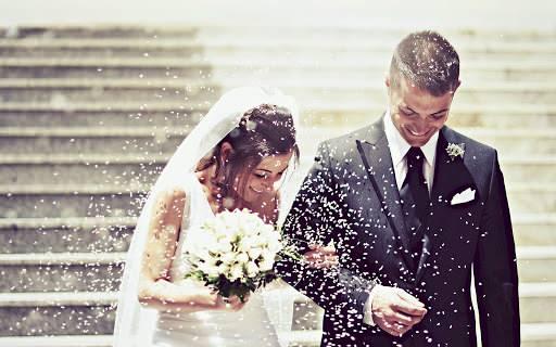 <p>Rehberde, düğüne katılacak kişilerin nikah töreni boyunca mutlaka maskelerini uygun şekilde takması, salonun girişinde sosyal mesafenin korunmasına yönelik yer işaretlemeleri yapılması, davetlilerin kendileri ve çalışanlar arasındaki sosyal mesafe (en az 1 metre) koruması, düğün salonuna gelen ziyaretçi ve çalışanların ateşi ölçümlerinin yapılması gerektiği uyarılarına yer verildi.</p>
<p> </p>