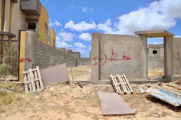 <p>Aynı şekilde, Hafter'e bağlı milislerin kontrolündeki Terhune vilayetinde de çok sayıda sivilin gömüldüğü toplu mezarlar bulunması üzerine Libya hükümeti, "sivil bölgelere patlayıcı, mayınların tuzaklanması, yargısız infazlar, cesetlere tahrif, işkence" gibi suçların araştırılması için uluslararası toplumu ülkeye davet etmişti.</p>
<p> </p>