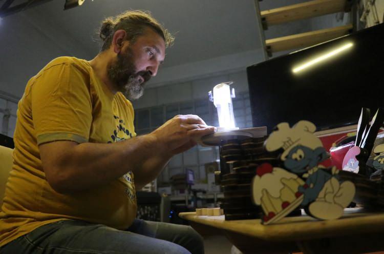 <p>Uzun yıllar ahşap tasarım ve imalatıyla uğraşan 44 yaşındaki Terzioğlu, bir arkadaşının isteği &uuml;zerine ahşaptan oyuncak yaptı. İşlerinin yoğunluğuna rağmen oyuncak &uuml;retimine hobi olarak devam eden Terzioğlu, gelen talepler &uuml;zerine bu alana ağırlık vermeye karar verdi.</p>

<p>&nbsp;</p>
