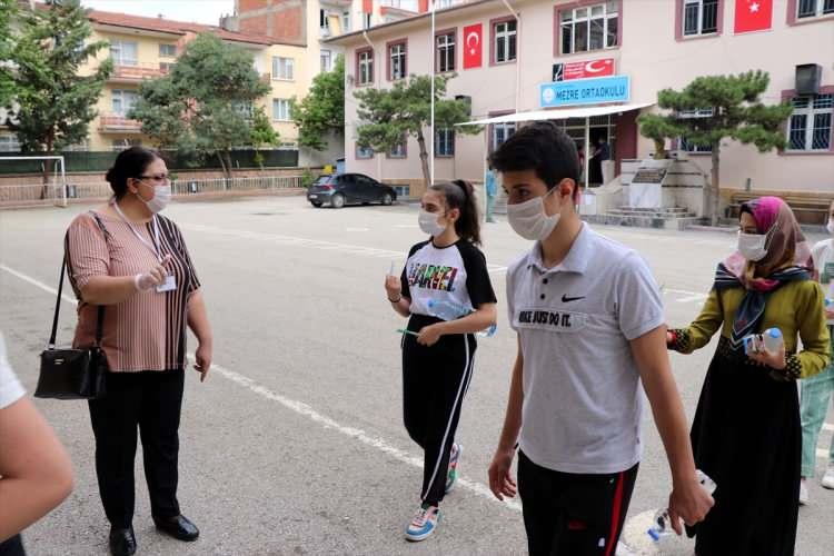 <p>Elazığ'da sınava girecek olan öğrenciler, yeni tip koronavirüs (Kovid-19) tedbirleri kapsamında sosyal mesafe kuralına göre içeri alındı.</p>
