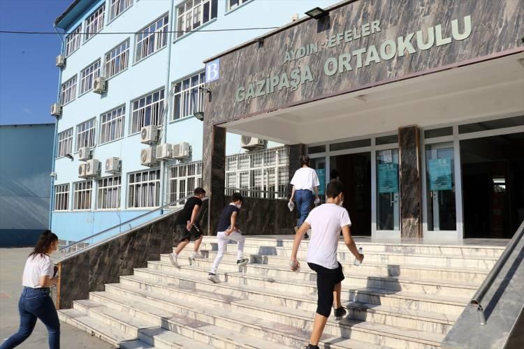 <p>Aydın'da sınava girecek olan öğrenciler, yeni tip koronavirüs (Kovid-19) tedbirleri kapsamında sosyal mesafe kuralına göre içeri alındı.</p>