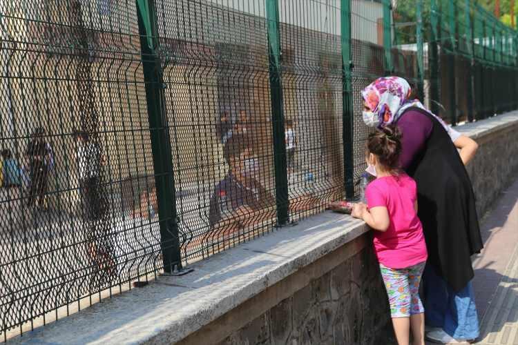 <p>Okul bahçelerine alınmayan veliler, çocuklarını duvar tellerin arkasında konuşmaya çalıştı.<br />
<br />
Şanlıurfa </p>