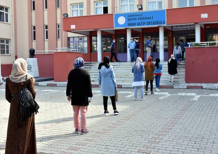 <p>Kırıkkale'de sınava girecek olan öğrenciler, yeni tip koronavirüs (Kovid-19) tedbirleri kapsamında sosyal mesafe kuralına göre içeri alındı.</p>