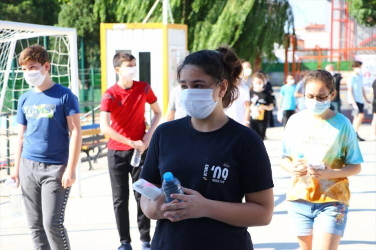 <p>Tekirdağ'da sınava girecek olan öğrenciler, yeni tip koronavirüs (Kovid-19) tedbirleri kapsamında sosyal mesafe kuralına göre içeri</p>