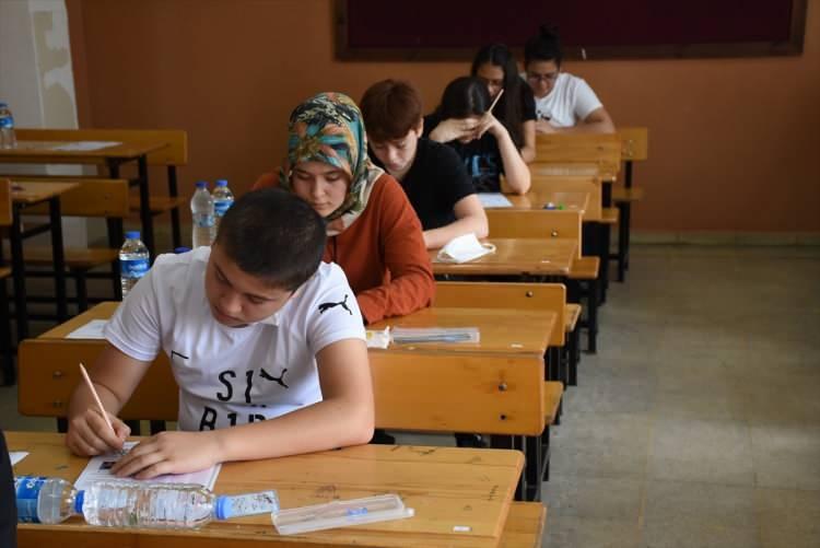 <p>Bartın Cumhuriyet Ortaokulunda sınava girecek olan öğrencilere, yeni tip koronavirüs (Kovid-19) tedbirleri kapsamında maske dağıtıldı, sosyal mesafe kuralına göre içeri alındı.</p>
