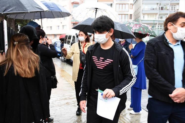 <p>Ordu'da öğrencilere yeni tip koronavirüs (Kovid-19) tedbirleri kapsamında sınav öncesi el dezenfektanları yapılarak, maske dağıtıldı. Öğrenciler daha sonra kimlik ve sınav giriş belgeleri kontrol edilerek salonlara alındı.</p>