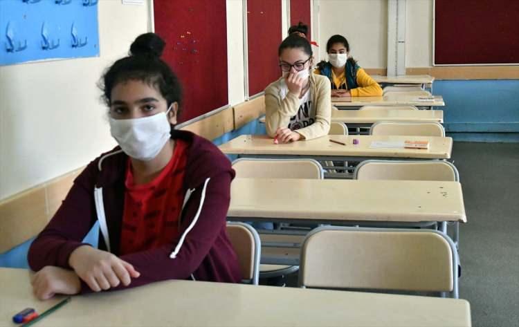 <p>Kars'ın Sarıkamış ilçesinde öğrencilere yeni tip koronavirüs (Kovid-19) tedbirleri kapsamında sınav öncesi el dezenfektanları yapılarak, maske dağıtıldı. </p>