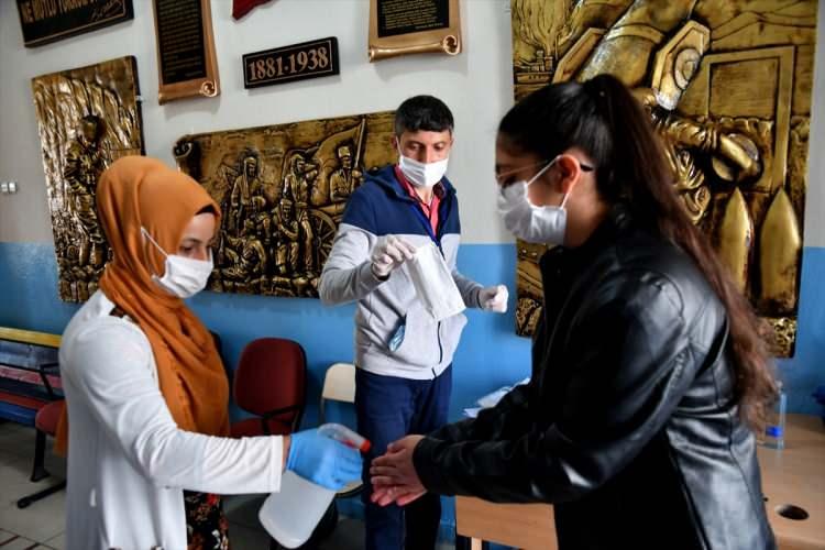 <p>Öğrenciler daha sonra kimlik ve sınav giriş belgeleri kontrol edilerek salonlara alındı.</p>