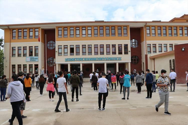 <p>Milli Eğitim Bakanlığınca (MEB) 8'inci sınıf öğrencilerine yönelik Liselere Geçiş Sistemi (LGS) kapsamındaki merkezi sınavın birinci oturumu Karaman'da da başladı.</p>
<p> </p>