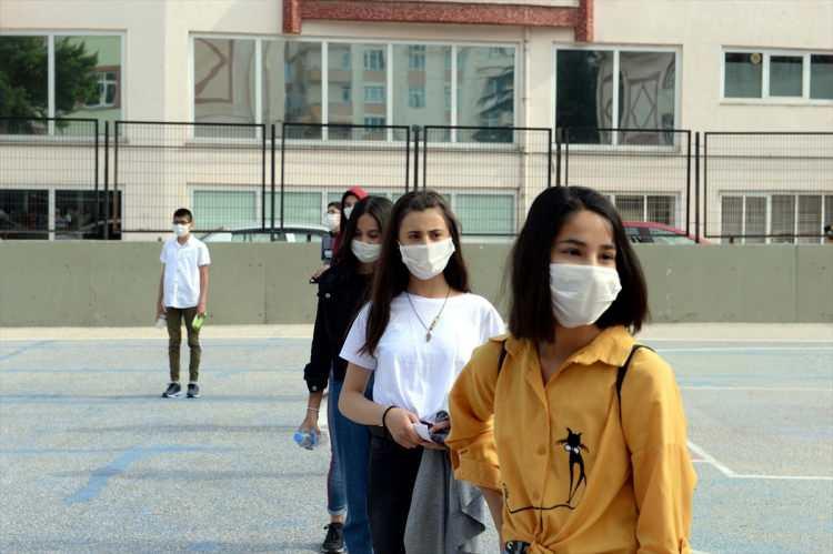 <p>Tokat Namık Kemal Ortaokulunda sınava girecek olan öğrenciler, yeni tip koronavirüs (Kovid-19) tedbirleri kapsamında sosyal mesafe kuralına göre içeri alındı.</p>