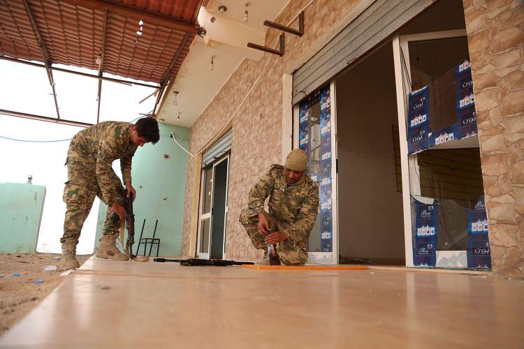 <p>Ancak sonunda Hafter güçleri geldiler ve kentteki müzeyi basıp, şehitlerin anısına yapılan hatıra anıtını yıktılar. Bu da bizim, Sirte şehrini saldırılardan kurtarma kararlılığımızı ve azmimizi artırdı."</p>