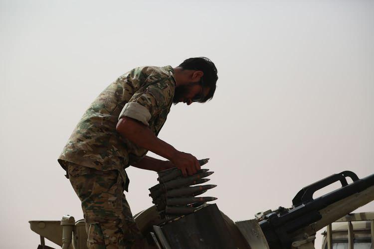 <p>Sirte, hem güneyinde Cufra Askeri Hava Üssü bulunması hem ülkedeki en büyük hidrokarbon kaynaklarını barındıran "Petrol Hilali" bölgesine açılan kapı olması nedeniyle stratejik önem taşıyor.</p>
<p> </p>