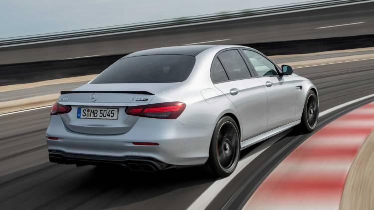 <p><span style="color:#FF8C00"><strong>DİREKSİYON AMG’YE ÖZEL</strong></span></p>
<p>Çift uzantılı tasarımı ve temiz bir şekilde entegre edilen kumanda düğmeleriyle yeni AMG Performans direksiyon simidi, otomobil ve sürücü arasındaki bağı daha da güçlendiriyor. Üç parça çift kollu tasarımıyla direksiyon kullanım ergonomisi sunarken alt kenarı düz tasarım motorsporlarına gönderme yapıyor. Direksiyon DINAMICA mikrofiber veya deri ile DINAMICA mikrofiber kombinasyonu olmak üzere farklı kaplamalarla tercih edilebiliyor. Ayrıca isteğe bağlı olarak direksiyon ısıtması da sunuluyor.</p>
