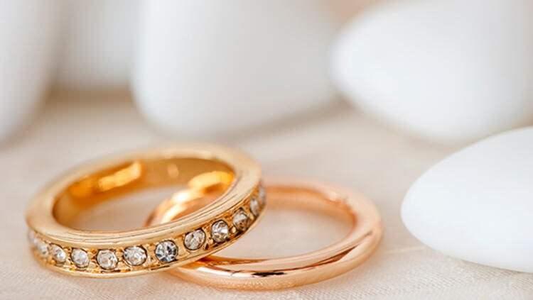 <p>Nikah ve düğün salonlarında bulunan büfelerde maske kullanımı, hijyen ve sosyal mesafenin korunması ile ilgili tedbirlere uyulması, buralarda tek kullanımlık bardak, tabak gibi malzemeler kullanılması gerektiği ifade edildi. </p>
<p> </p>