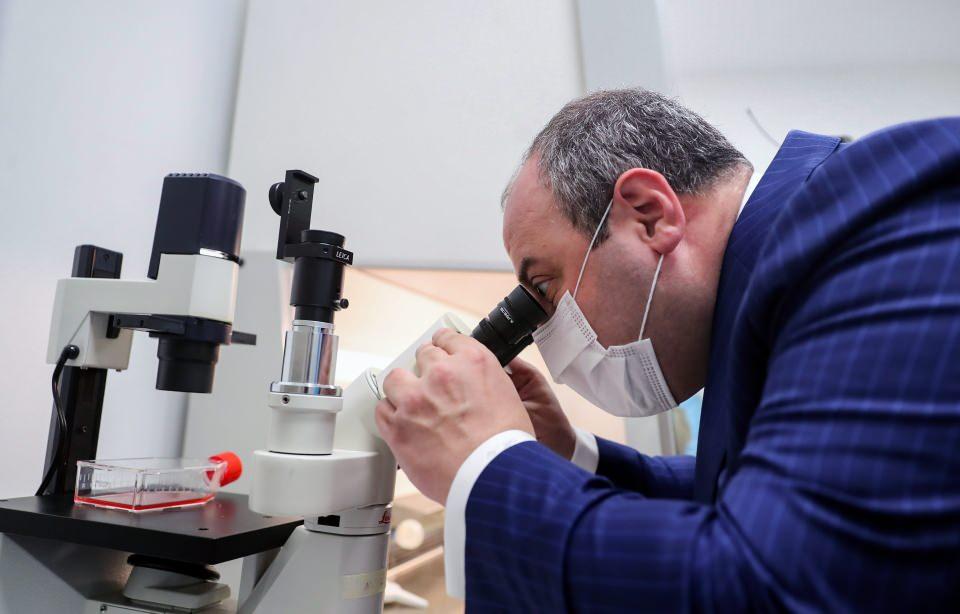 <p>Ankara Üniversitesi Biyoteknoloji Enstitüsünün öncülüğünde Kovid-19'a karşı GRFT molekülüyle geliştirilecek hastalığı önleyici ilaca yönelik çalışmalar hakkında bilgi aldıklarını belirten Varank, şöyle konuştu:</p>
<p>"Bilim insanlarımız bu molekülün Kovid-19'a karşı etkili olabileceğini bilimsel olarak da değerlendiriyorlar. Klinik çalışma aşamalarına geçmeden önce yapılması gereken temel araştırmalar yapılıyor. Bu molekülle ilgili hayvan deneyleri bugün itibarıyla buradaki biyogüvenlikli laboratuvarda başlatılmış olacak."</p>