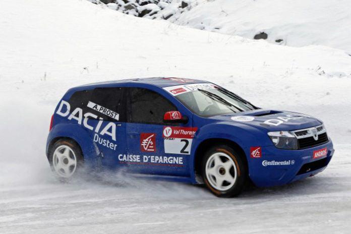 <p><strong>DACİA</strong></p>
<p>Aslında Dacia tarihindeki en pahalı model, en yüksek donanımlarında 19 bin dolardan fazla fiyata satılan mevcut Duster modeli olarak biliniyor. Ancak bir istisna var ve bu model Dacia tarihini alt üst edebilir. Alain Prost’un, Andros Trophy yarışlarına katıldığı buz yarışları için özel olarak tasarlanan Duster, açık artırmada rekor kırabilir fakat henüz satılık değil.</p>
<p> </p>