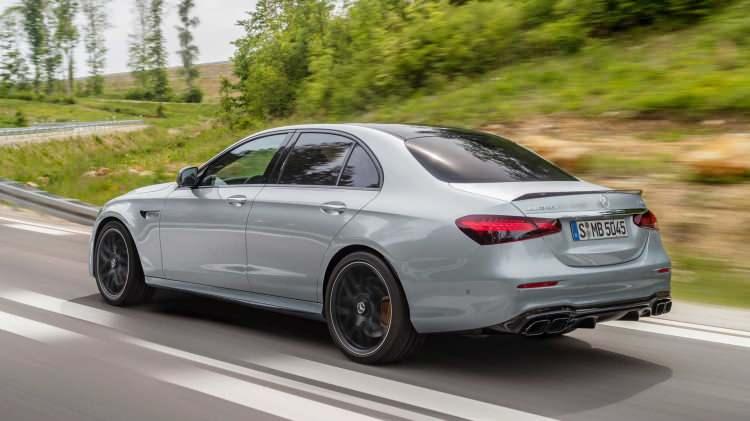 <p>Sedan versiyonun bagaj kapağının üzerindeki zarif spoyler gövde renginde boyanırken, isteğe bağlı olarak sunulan 2020 Mercedes AMG Dış Mekan Karbon-fiber paketi ile birlikte spoyler karbon görünüme bürünüyor.</p>