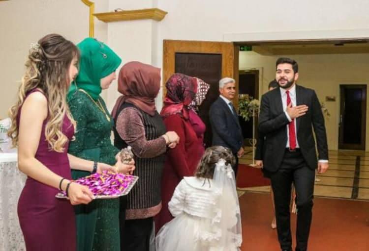<p>Yakın teması önlemek amacıyla takılar sandık ya da benzeri bir toplama kutusuna bırakılmalı.<br />
Toplu fotoğraf çekimi yapılmamalı, çekimler sosyal mesafe kuralına uygun gerçekleştirilmeli.</p>
