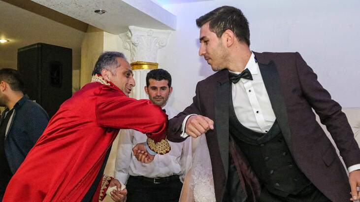 <p>Düğün sırasında sosyal mesafenin korunamayacağı oyun, dans, halay ya da gösteri yapılmamalı.<br />
Düğün sonrasında uğurlama ve takı merasiminde tokalaşma ya da kucaklama/sarılma yapılmamalı, sosyal mesafe korunmalı.</p>