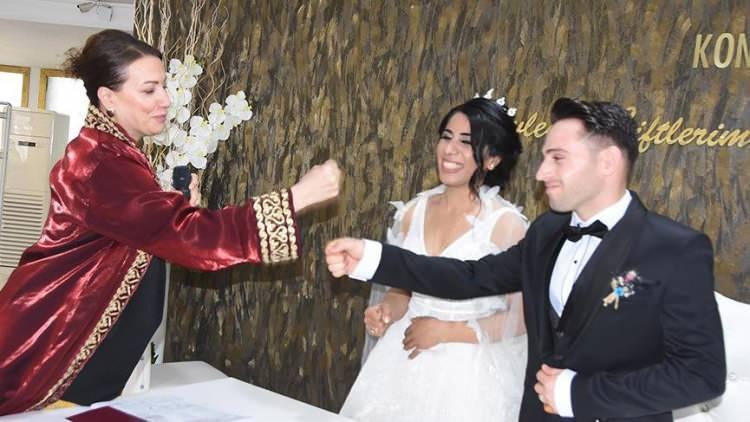 <p>Nikah şekeri davetlilerle sosyal mesafe korunarak dağıtılmalı. Dağıtan kişide maskeye ek olarak yüz koruyucu/gözlük bulunmalı.</p>
<p> </p>
