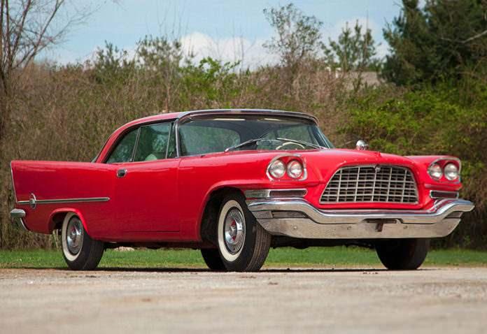 <p><strong>CHRYSLER</strong></p>
<p>Amerikan markası Chrysler’in süper otomobilleri ile övünmesi biraz zor. Çünkü pek fazla modeli yok. Ancak arkasında birçok NASCAR zaferi bulunan 1957 model 300C, yakın zamanda 357 bin 500 dolara satılarak; markanın en pahalı araba modelleri arasına girince Chrysler için övgü kaynağı oldu.</p>
<p> </p>