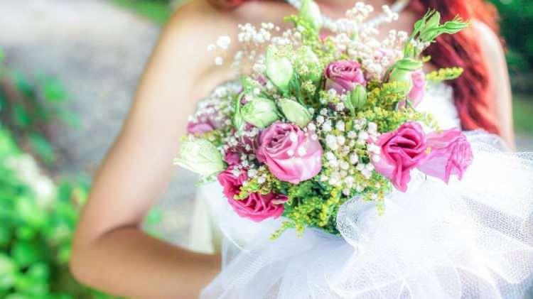 <p>Rehberde yer alan diğer tedbirler başlıkları ise şöyle sıralandı:</p>

<p>Nikah salonunun girişinde ve içinde el antiseptiği bulunmalı, kişiler nikah salonuna girerken ve çıkarken el antiseptiği kullanmalı.</p>

<p>Nikaha katılacak kişiler tören boyunca mutlaka maskelerini uygun şekilde takmalı. </p>

<p>Nikah salonun girişindeki karşılama töreninde tokalaşma ya da kucaklama/sarılma yapılmamalı, sosyal mesafe korunmalı.</p>
