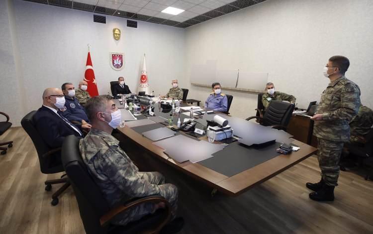 <p>Milli Savunma Bakanlığı'nın resmi Twitter hesabından yapılan paylaşımda, ''Bakan Akar ve TSK Komuta Kademesi, başarıyla devam eden Pençe-Kaplan Operasyonu’nu Kara Kuvvetleri Harekat Merkezi’nde sevk ve idare ediyor.'' denildi.</p>
