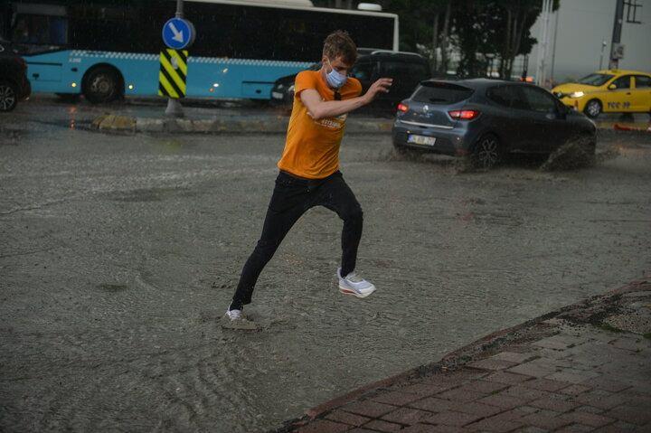 <p>Meteoroloji'nin g&uuml;nlerdir yaptığı uyarıların ardından bug&uuml;n sabah saatlerinde İstanbul'da sağanak yağış etkili oldu.</p>

