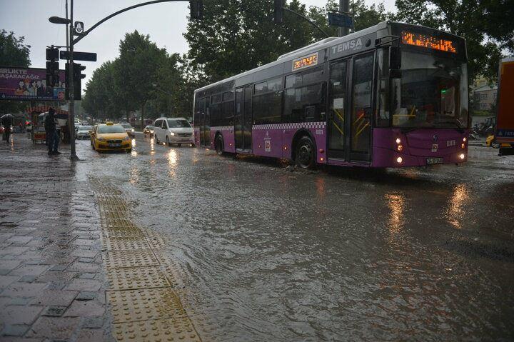 <p>Yağmura sokakta yakalanan s&uuml;r&uuml;c&uuml;ler ve vatandaşlar zor anlar yaşadı.</p>
