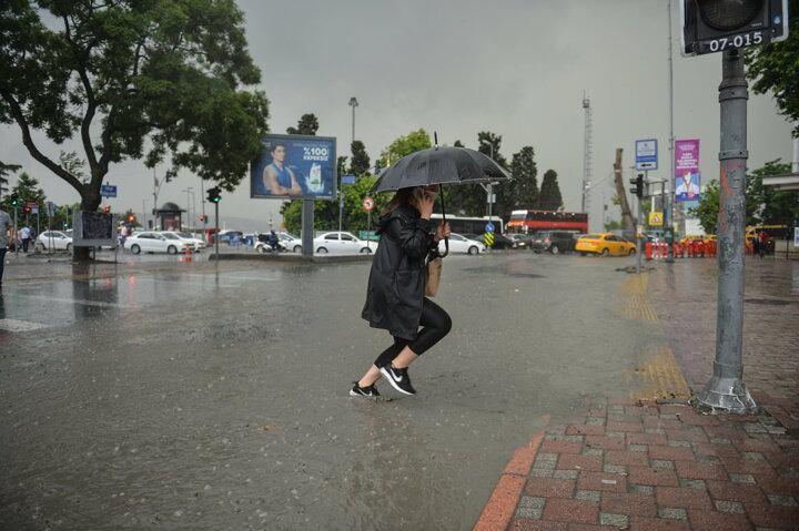 <p>Bir&ccedil;ok ev ve iş yerini su bastı. Trafik durma noktasına geldi, ara&ccedil;lar yollarda kaldı.</p>
