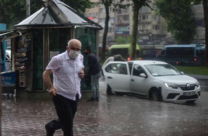 <p>D-100 Karayolu Dilovası Batı kavşağı mevkisinde yolun sularla kaplanması nedeniyle, İstanbul istikameti &ccedil;ift y&ouml;nl&uuml; ulaşıma kapandı.</p>
