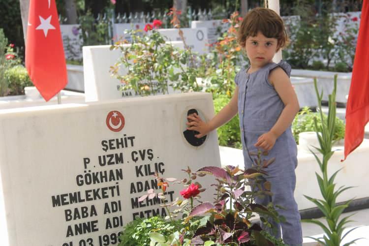 <p>Adana'da babalarını hiç göremeyen iki şehit çocuğunun şehitliğe gelerek mezar taşındaki fotoğrafları öperek Babalar Gününü kutlaması herkese duygulandırdı. 3 yaşındaki Elif Ennur Özdinç'in ise"Benim babam kahraman, bak gözleri açık o uyumuyor" demesi yürekleri dağladı.</p>
