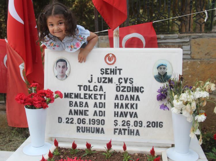 <p>"Babamı ara işten gelsin diyor"</p>
<p>Şehit eşi Funda Özdinç, kocasının 26 Eylül 2016 yılında şehit olduğunu belirterek, "Sabah 10.00 gibi konuşmuştuk, akşam saat 19.00’da şehit haberi geldi. Biz Ağustos ayında evlenmiştik 16 gün evli kaldık sonrasında göreve gitti şehit oldu, hamile olduğumu yeni öğrenmiştik. Bu bizim ilk babalar günümüz değil sonda olmayacak. Şuanda Elif eksikliğini çok fazla bilmiyor sadece çiçek getiriyor babasına yani başka bir hediye getirme şansı yok. 'Babamı ara işten gelsin' diyor ama her şeyi bilip cevap verememek ve onu anlatamamak dünyanın en zor şeyi" dedi.</p>