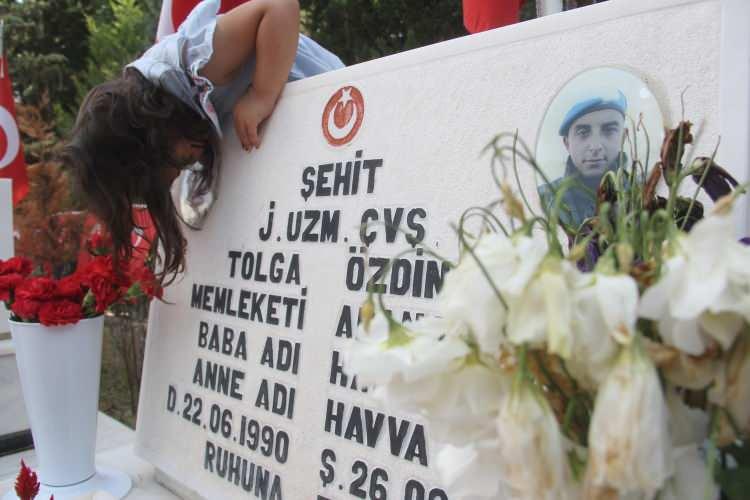 <p>Çocuğunu göremeden şehit olduğunu hatırlatan Özdinç şöyle devam etti:</p>
<p>"En çokta onun gibi çocuğuna doyamadan gidenlerin Babalar Günü kutlu olsun. Babalar Gününü en çok onlar hak ediyor. Ben kendi çocuğum için üzülüyorum onun gibi olan çocukları görünce de üzülüyorum. Elif yalnız değil bu konuda ama keşke olmasaydı. Yani benim çocuğum öyle oldu başkalarının çocukları olmasaydı. Elif babasını sorduğunda ve babamı ara gelsin dediğinde keşke yapabileceğimiz bir şey olsaydı. Babamı ara gelsin diyor ama çağıramıyorsun cevap veremiyorsun. 'Hep biz babama gidiyoruz niye o bize gelmiyor' diyor. Babasının fotoğrafına bakıp bir şeyler söylüyor cevap alamayınca 'anne, babam benimle konuşmuyor acaba küsmüş mü' diyor. Bazen oyun oynarken arkadaşlarını görüyor, 'onların babası var' diyor işte en çok o zor geliyor."</p>