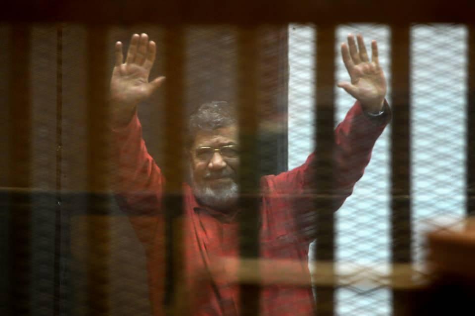 <p>Mısır'da demokratik yollarla seçilen "ilklerin" Cumhurbaşkanı Muhammed Mursi'nin mahkeme salonundaki vefatının üzerinden tam bir yıl geçti.</p>
