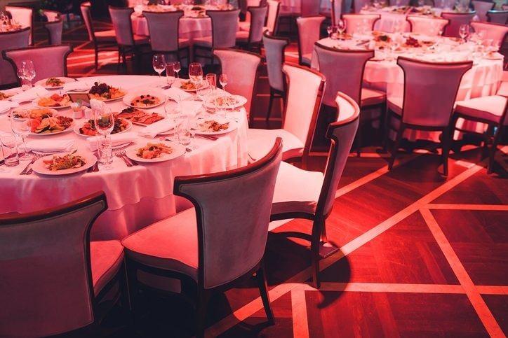 <p>Nikah ve düğün salonlarının girişlerinde ve içerisinde uygun yerlere kurallar, sosyal mesafe, maske kullanımı ve el temizliğiyle ilgili afişler asılmalı.</p>
<p> </p>