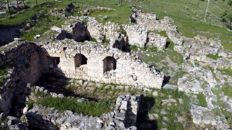 <p>Turizm açısından önemli bir nokta olan bölgeyi, her yıl yüzlerce turistin ziyaret ettiğini belirten Gürel, şöyle devam etti:</p>
