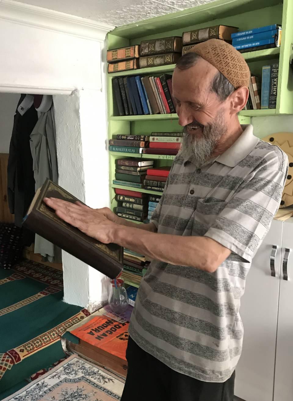 <p>Kentteki bir fabrikadan emekli olmasının ardından evinin altındaki 40 metrekarelik bir odada &ccedil;evresindekilerle Kur'an-ı Kerim ilimleriyle meşgul olan Arslan (69), hocasının tavsiyesi &uuml;zerine 34 yıl &ouml;nce Kur'an-ı Kerim'i el yazısıyla yazmaya başladı.&nbsp;</p>

<p>&nbsp;</p>
