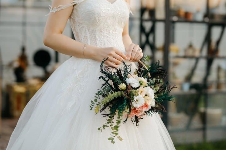 <p>Nikah ve düğün salonlarına gelen ziyaretçi ve çalışanların ateşi ölçülmeli. Ateş ölçen personel tıbbi maske ve yüz koruyucu kullanmalı. Ateşi 38 dereceden yüksek olanlar içeri alınmamalı.</p>
<p> </p>