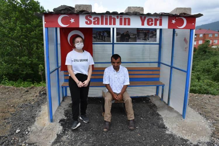 <p>Belen, LGS'de Salih'le ilgili soru sorulmasını kendisine ilettiklerini anlatarak, "Sınavda emeği geçenler çok sağolsunlar. Gurur duydum. Duydum, 'Salih'in ismi de geçti' dediler. Çok sevindim." ifadesini kullandı.</p>

<p>Baba Cemal Belen ise Kaymakam Özdemir'in ilçede güzel işlere imza attığını belirterek, oğluna yaptığı özel bekleme alanı için de çok mutlu olduklarını kaydetti.</p>

<p>Belen, sınavda oğlunun da isminin geçmesini mutlulukla karşıladıklarını dile getirdi.</p>

<p> </p>
