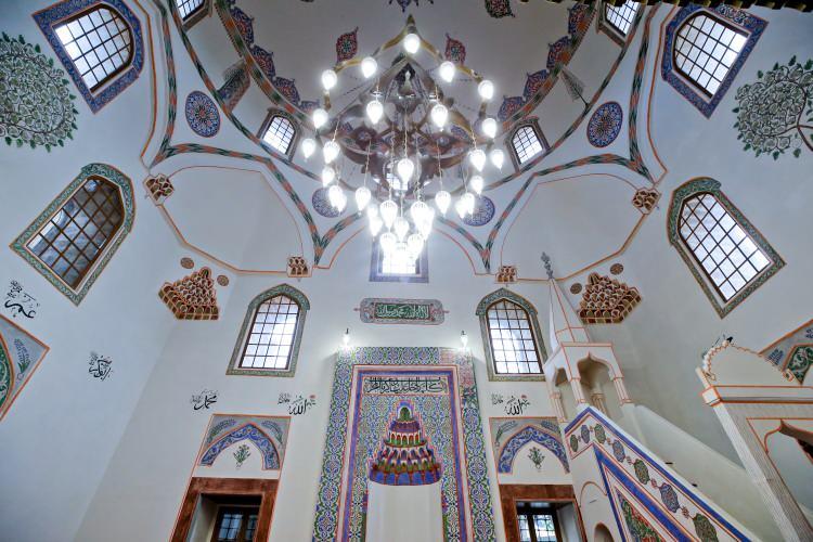 <p><strong>Başçarşı Camisi</strong></p>

<p>Saraybosna'daki Başçarşı Camisi, 1527'de inşa edildi.</p>

<p>Cami girişinde, dört ayaklı üç sivri kemerin oturduğu üç kubbeli son cemaat yeri bulunurken, kuzeybatı köşesinde ise yaklaşık 35 metre uzunluğunda kireç taşından yapılmış minare yer alıyor.</p>
