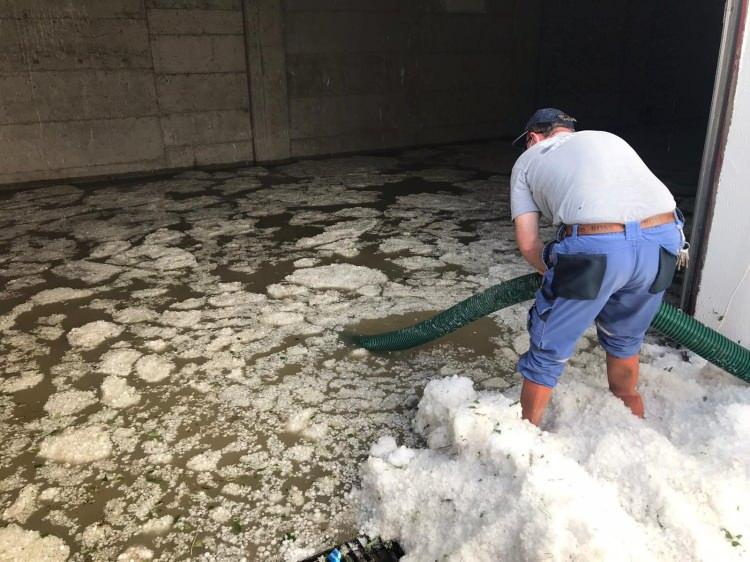 <p>Dolu ve ani yağmur yağışının ardından garajlara su dolarken, hemen 110 itfaiye ve Eskişehir Kanalizasyon İşleri (ESKİ) ekiplerine haber verildi. Kısa s&uuml;rede olay yerine gelen ekipler, dolan garajdaki su ve dolu tanelerini vidanj&ouml;r ile &ccedil;ekmeye başladı.</p>
