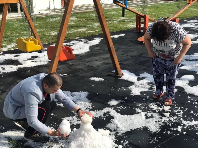 <p>G&ouml;r&uuml;ld&uuml;ğ&uuml; gibi her yer dolu oldu ve su bastı. Birka&ccedil; senedir, birka&ccedil; kez tekrar etti ama bu kadar dolu yağmıyordu. Bu &ccedil;ok enteresan oldu. Ben o esnada evdeydim, araba dışarıdaydı. Sesi duyunca arabayı almak i&ccedil;in dışarı &ccedil;ıktık. Garajdan eve ge&ccedil;emedik. Bizim arabamızda bir zarar yok ama dışarıda olan ara&ccedil;ların bazılarında zarar g&ouml;r&uuml;n&uuml;yor. İ&ccedil;eride 3-4 araba var&rdquo; diye konuştu.</p>
