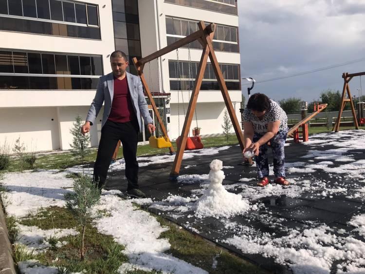 <p>&nbsp;Adeta ceviz b&uuml;y&uuml;kl&uuml;ğ&uuml;ndeki dolu yağışında vatandaşlar ara&ccedil;larını kurtarmak i&ccedil;in kapalı yerler bulmaya &ccedil;alıştı. Neye uğradıklarını anlamayan mahalle sakinleri, evlerinden &ccedil;ıkamadı. Dolunun bitmesinin ardından mahallede oluşan beyaz &ouml;rt&uuml;, kış aylarındaki g&ouml;r&uuml;nt&uuml;leri aratmadı.</p>
