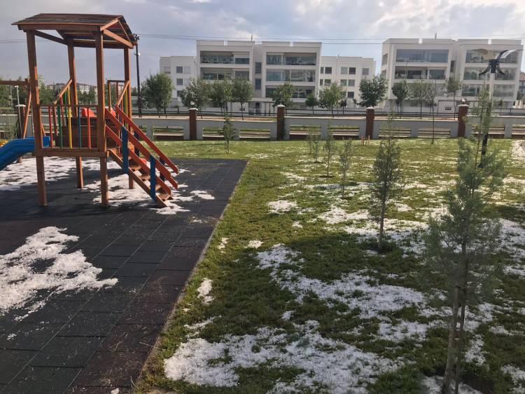 <p>Yağan yoğun dolu yağışının ardından Aşağı S&ouml;ğ&uuml;t&ouml;n&uuml; Mahallesi'nde bulunan Drusilya Sitesi'nde dolunun ardından aşağı inen apartman sakinleri bembeyaz olan &ccedil;imlerdeki doluları toplamaya başladı. Kardan adam yapmaya &ccedil;alışan vatandaşlar işi eğlenceye d&ouml;kerken, bir yandan da site garajının su dolması ise can sıktı.&nbsp;</p>
