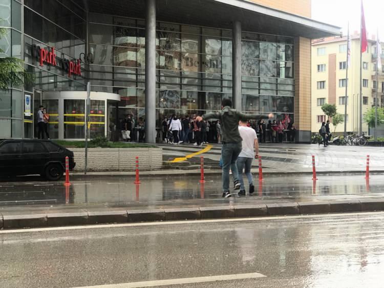 <p>Eskişehir&rsquo;e oğlunu ziyarete gelen Bedia Budak ise yağış anını anlatarak, &ldquo;Balkonda oturuyorduk sonra &ccedil;at &ccedil;at diye sesler duyduk. Herhalde biri b&uuml;y&uuml;k şekilde taş atıyor dedim. Camları a&ccedil;tı, i&ccedil;eriyi su bastı. Şimşek &ccedil;akmalar filan ben hi&ccedil; b&ouml;yle bir şey yaşamadım, ilk defa g&ouml;rd&uuml;m. Her biri koca kocaydı, sesinden anladım. Zaten arabalar da hep yolda durdu. Birden sis bastırdı, simsiyah oldu her taraf. Ara&ccedil;ların hi&ccedil;biri gidemedi, buraları su bastı&rdquo; diye konuştu.</p>
