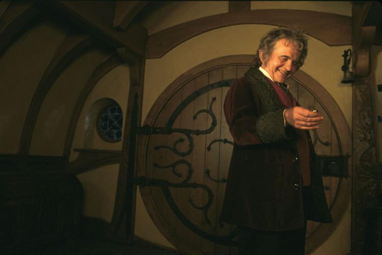 <p><strong>Yüzüklerin Efendisi filminde canlandırdığı Bilbo Baggins rolüyle ünlenen 88 yaşındaki Ian Holm, hayatını kaybetti. Dünya sinemasının öne çıkan baş yapıtlarından Yüzüklerin Efendisi filmi oyuncuları, son halleriyle oldukça merak ediliyorlar. Hayran kitlesini halen koruyan Yüzüklerin Efendisi oyuncularının son hallerine yakından baktık.</strong></p>
