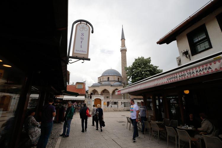 <p>Caminin kubbesi, minaresi, dış duvarları ve iç mekanı 1992-1995'teki Bosna Savaşı'nda zarar gördü. Savaştan sonra caminin kullanıma açılabilmesi için onarım yapıldı.</p>

<p> </p>
